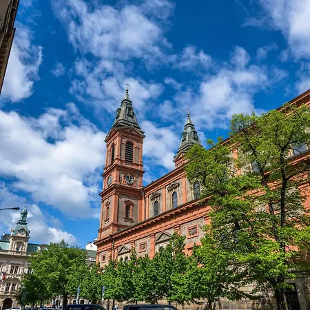 Spacious In The Heart Of Smichov Apartment *